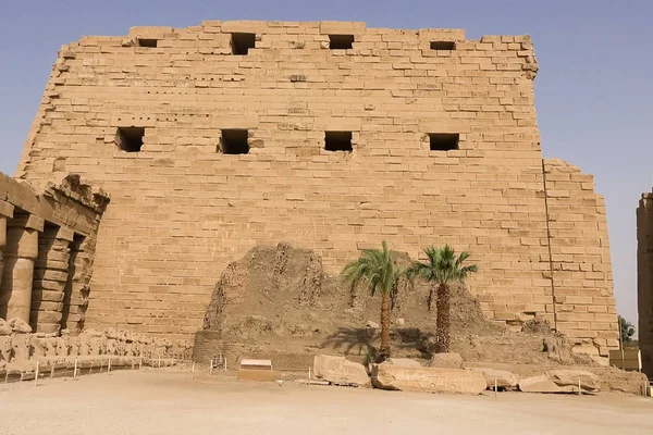 Budynki Kolumny Starożytnych Megalitów Egipskich Starożytne Ruiny Egipskich Budynków — Zdjęcie stockowe