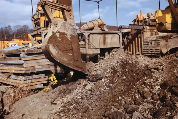 Μπουλντόζα Κουβά Μια Μπουλντόζα Σκάβει Μια Τρύπα — Φωτογραφία Αρχείου