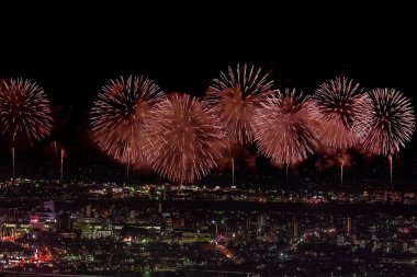 Gece gökyüzünde kutlama selamı. Megalopolis 'i selamlayın. Havai fişek patlamaları.