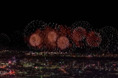 Gece gökyüzünde kutlama selamı. Megalopolis 'i selamlayın. Havai fişek patlamaları.