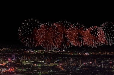 Gece gökyüzünde kutlama selamı. Megalopolis 'i selamlayın. Havai fişek patlamaları.