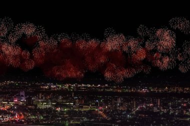 Gece gökyüzünde kutlama selamı. Megalopolis 'i selamlayın. Havai fişek patlamaları.