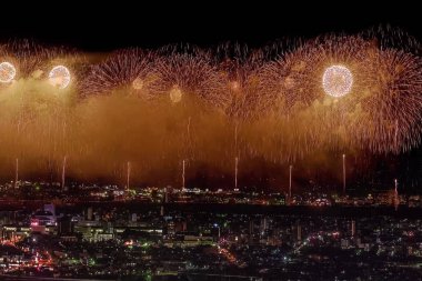 Gece gökyüzünde kutlama selamı. Megalopolis 'i selamlayın. Havai fişek patlamaları.