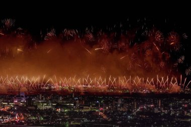Gece gökyüzünde kutlama selamı. Megalopolis 'i selamlayın. Havai fişek patlamaları.