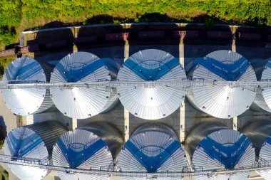 Uçuş uçak terminal tahıl. Depolama ve tahıl kurutma için tahıl bitkisi. Tahıl terminal. Bitki kurutma ve depolama pirinç tesisi alanlarının ortasında.