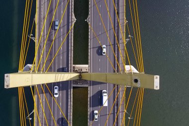 Nehrin üzerinde güzel bir köprü. Kablolardaki köprü yoldur..