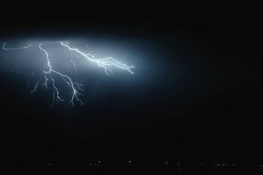 Gökyüzünde yıldırım. Gökyüzünde elektrik deşarjları.