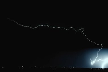 Gökyüzünde yıldırım. Gökyüzünde elektrik deşarjları.