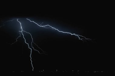 Gökyüzünde yıldırım. Gökyüzünde elektrik deşarjları.