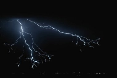 Gökyüzünde yıldırım. Gökyüzünde elektrik deşarjları.
