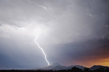 Gökyüzünde yıldırım. Gökyüzünde elektrik deşarjları.