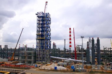 Moskova petrol rafinerisinde reform sütunun yükleme.