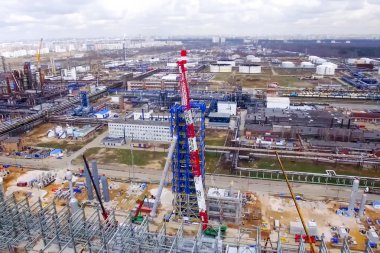 Moskova petrol rafinerisinde reform sütunun yükleme.