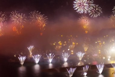 Dubai Festival havai fişek. Güzel renkli tatil fireworks uygulamasında akşam gökyüzü görkemli bulutlar, uzun pozlama ile