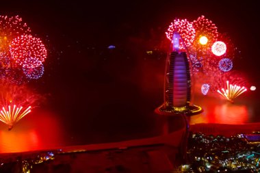 Dubai Festival havai fişek. Güzel renkli tatil fireworks uygulamasında akşam gökyüzü görkemli bulutlar, uzun pozlama ile