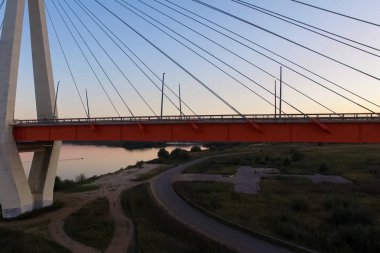 Nehrin üzerinde güzel bir köprü. Kablolardaki köprü yoldur..