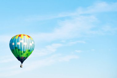 Mavi bulutlu gökyüzü karşı bir balon