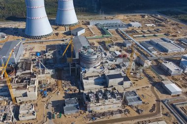 İnşaat halindeki bir nükleer santralin hava araştırması. Bir elektrik santrali kurmak ve inşa etmek. Nükleer güç..