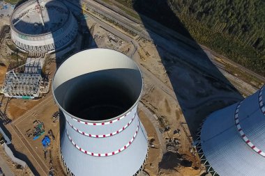 İnşaat halindeki bir nükleer santralin hava araştırması. Bir elektrik santrali kurmak ve inşa etmek. Nükleer güç..