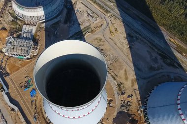 İnşaat halindeki bir nükleer santralin hava araştırması. Bir elektrik santrali kurmak ve inşa etmek. Nükleer güç..