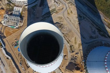 İnşaat halindeki bir nükleer santralin hava araştırması. Bir elektrik santrali kurmak ve inşa etmek. Nükleer güç..