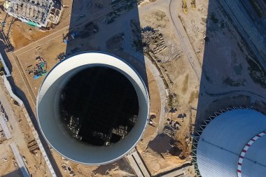 İnşaat halindeki bir nükleer santralin hava araştırması. Bir elektrik santrali kurmak ve inşa etmek. Nükleer güç..