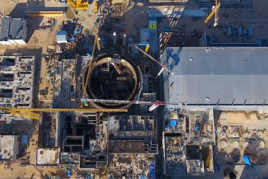 İnşaat halindeki bir nükleer santralin hava araştırması. Bir elektrik santrali kurmak ve inşa etmek. Nükleer güç..