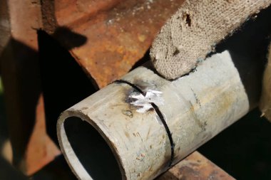 Metal boru kaynak için hazırlanmış. Kaynak ile boru hazırlanması