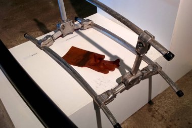 Aracı halatlar üzerinde tespit etmek. bir inşaat armatürleri