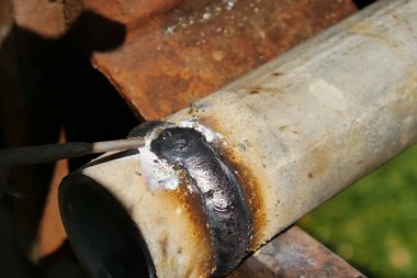 Metal boru kaynaklı dikiş ile. Boru kaynak