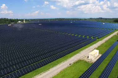 Güneş panelleri. Alternatif bir enerji kaynağı. Yenilenebilir enerji kaynağı.