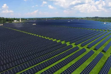 Güneş panelleri. Alternatif bir enerji kaynağı. Yenilenebilir enerji kaynağı.