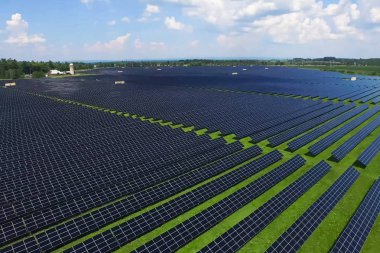 Güneş panelleri. Alternatif bir enerji kaynağı. Yenilenebilir enerji kaynağı.