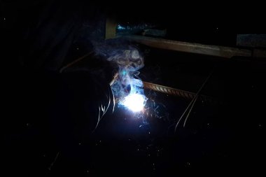 Çelik takviye kaynak. Kıvılcım ve ışık kaynak. Elektrikli kaynak.