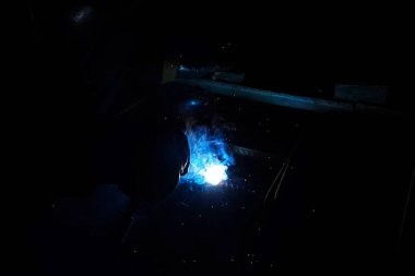 Çelik takviye kaynak. Kıvılcım ve ışık kaynak. Elektrikli kaynak.