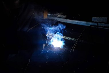 Çelik takviye kaynak. Kıvılcım ve ışık kaynak. Elektrikli kaynak.