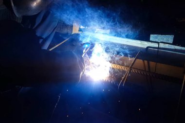 Çelik takviye kaynak. Kıvılcım ve ışık kaynak. Elektrikli kaynak.