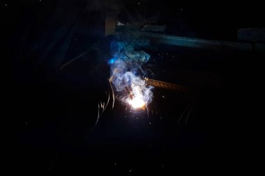 Çelik takviye kaynak. Kıvılcım ve ışık kaynak. Elektrikli kaynak.