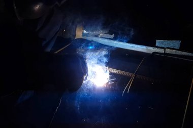 Çelik takviye kaynak. Kıvılcım ve ışık kaynak. Elektrikli kaynak.