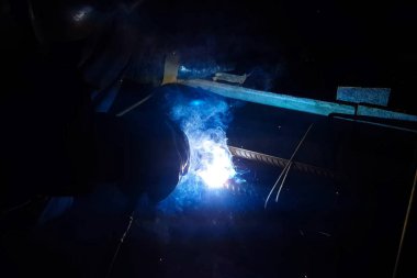 Çelik takviye kaynak. Kıvılcım ve ışık kaynak. Elektrikli kaynak.