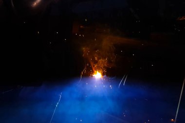 Çelik takviye kaynak. Kıvılcım ve ışık kaynak. Elektrikli kaynak.