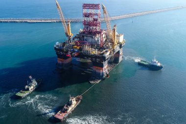 Limanda sondaj platformu var. Petrol platformunun çekilmesi.