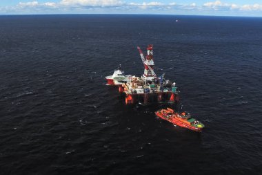 Denizde petrol offshore platformu. Raf üzerinde petrol çıkarımı.