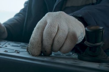 Kontrol panelindeki işçinin el. Ekipman işyerinde yönetimi.