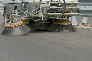 Fırçalar temiz makine. Yolda temizlik. Temiz yollar