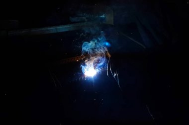 Çelik takviye kaynak. Kıvılcım ve ışık kaynak. Elektrikli kaynak.