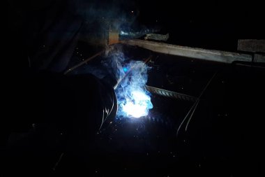 Çelik takviye kaynak. Kıvılcım ve ışık kaynak. Elektrikli kaynak.