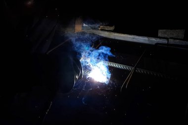 Çelik takviye kaynak. Kıvılcım ve ışık kaynak. Elektrikli kaynak.