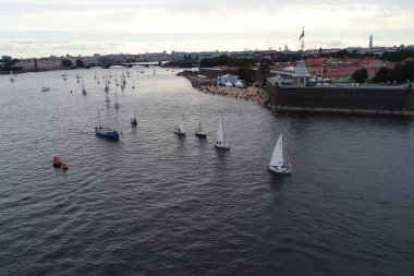 St. Petersburg, Rusya - 24 Temmuz 2017: Festival river neve St Petersburg yatlar. Nehre Yelkenli Yatlar.
