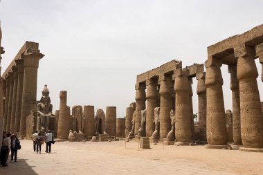 Giza müze kompleksi, Mısır - 27 Ağustos 2017: binalar ve Antik Mısır megaliths sütunlarından. Antik Mısır bina kalıntıları